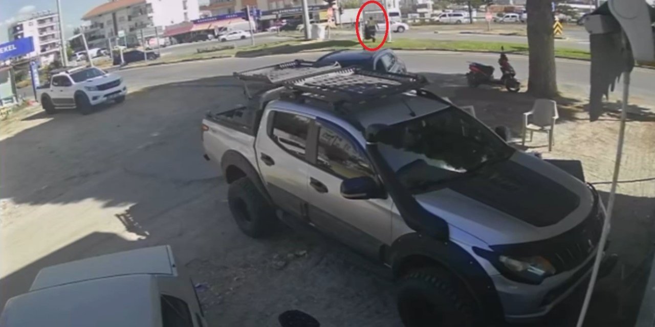 Tur Minibüsü Levhaya Çarptı, Temizlik İşçisi Saniyelerle Ölümden Döndü