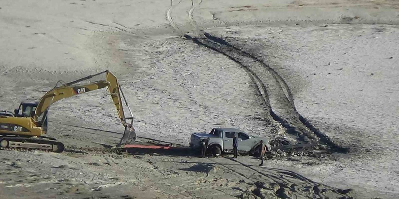 Meke Gölü’nde Bataklığa Saplanan Aracı Kurtarma Operasyonu