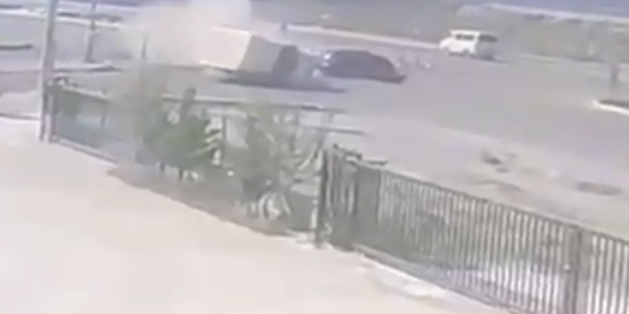 Otomobilin Kamyonetle Çarpıştığı Kaza Kameraya Yansıdı: 2 Yaralı