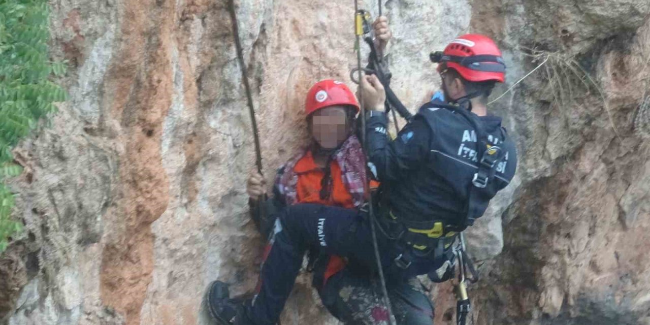 Falezlerde Mahsur Kalan Kadın İtfaiyenin Zorlu Operasyonuyla Kurtarıldı