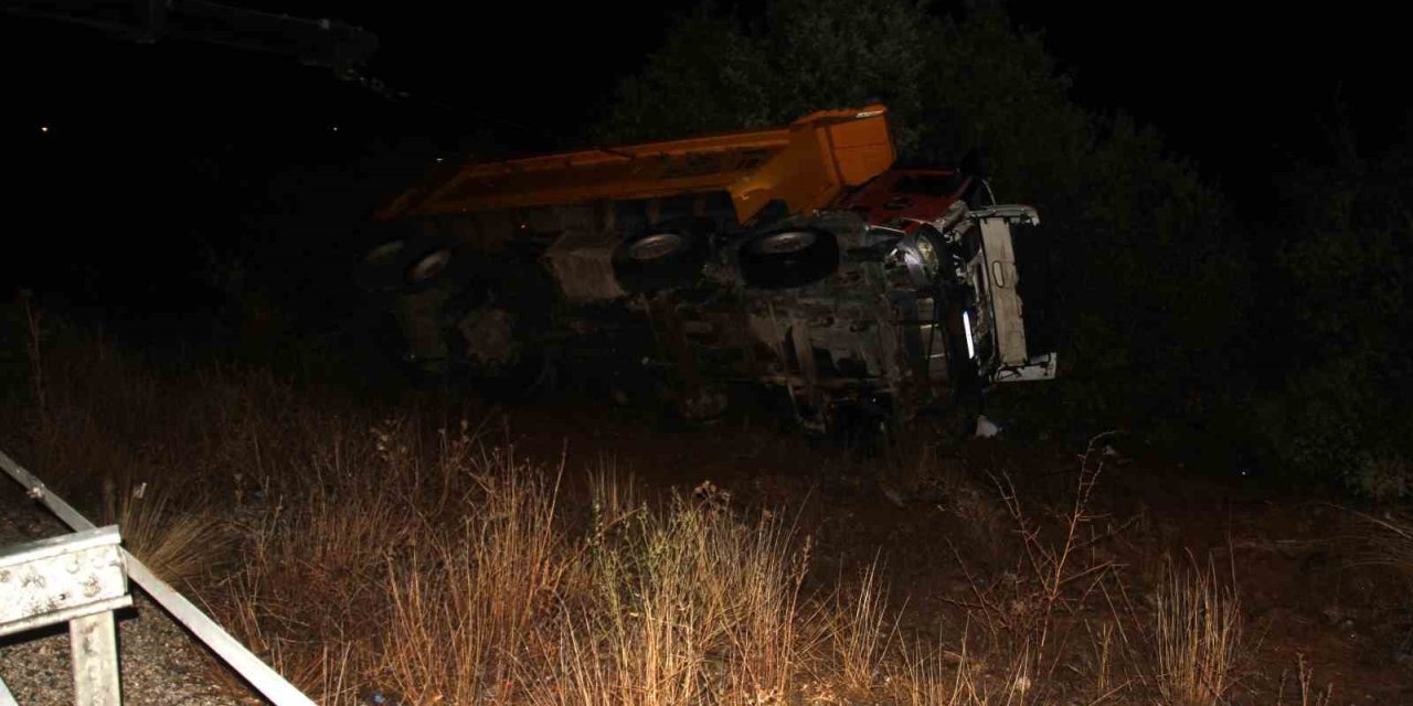 Kamyon Bariyerlere Çarpıp Şarampole Devrildi: 2 Ölü, 1 Yaralı