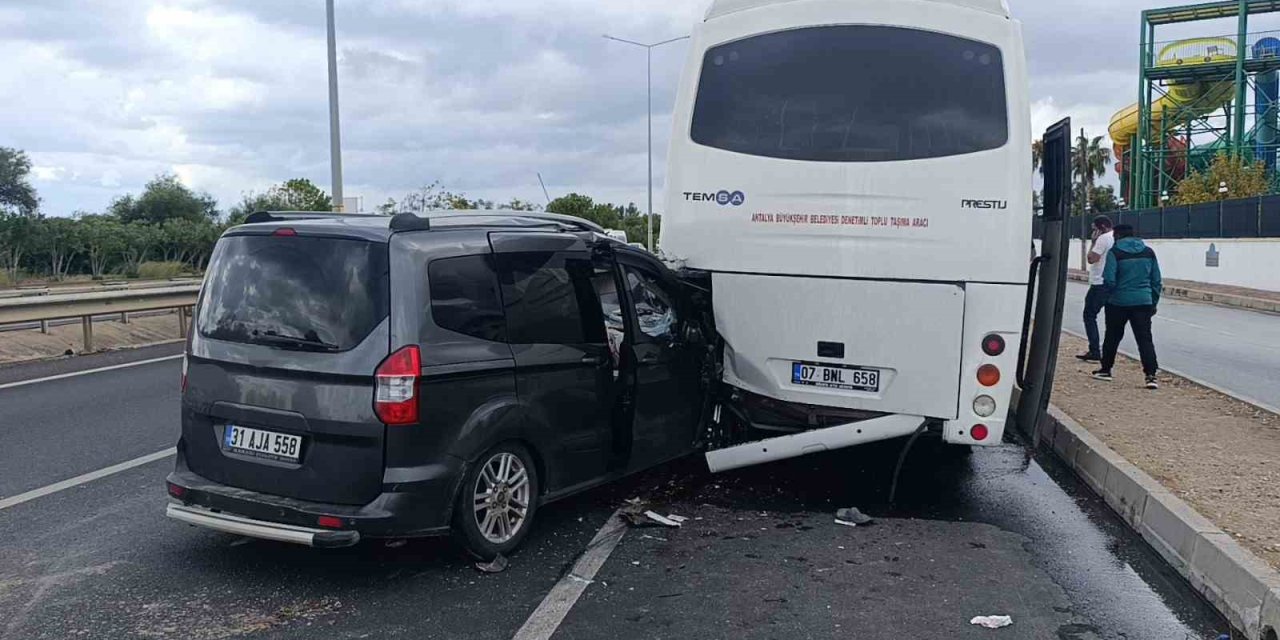 Antalya’da Hafif Ticari Araç Midibüse Çarptı: 1’i Ağır 2 Yaralı