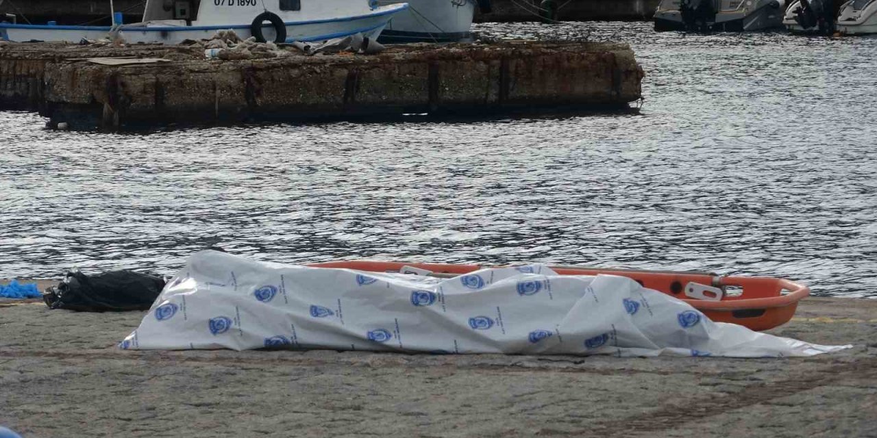 Antalya’da Denizde Erkek Cesedi Bulundu