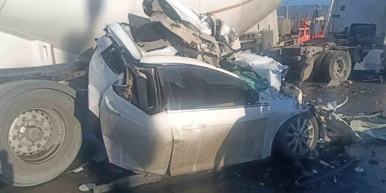 Tır Otomobili Ezdi, Sürücü Saniyelerle Kurtuldu