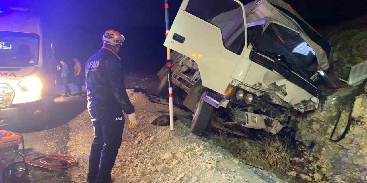 Karaman’da Kontrolden Çıkan Kamyonet Kayalıklara Çarptı: 1 Yaralı