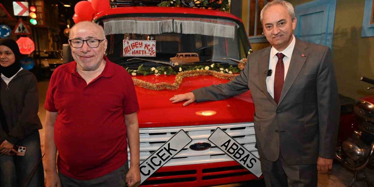 Çiçek Abbas, Yıllar Sonra Minibüsüyle Buluştu