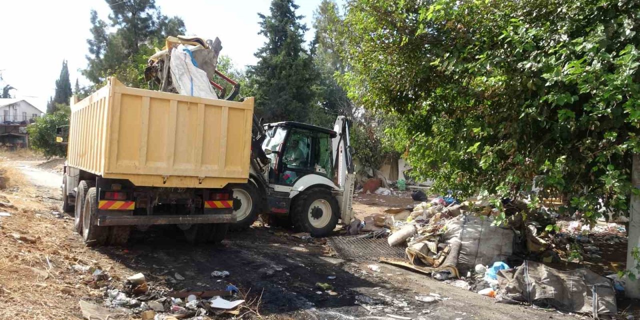 Antalya’da Atık Malzemelerin İstiflendiği 8 Noktadan 30 Kamyon Çöp Çıktı