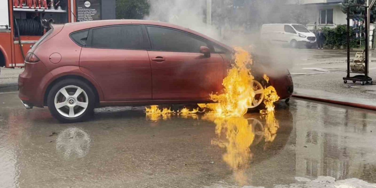 Aksaray’da Seyir Halindeki Otomobil Alev Aldı