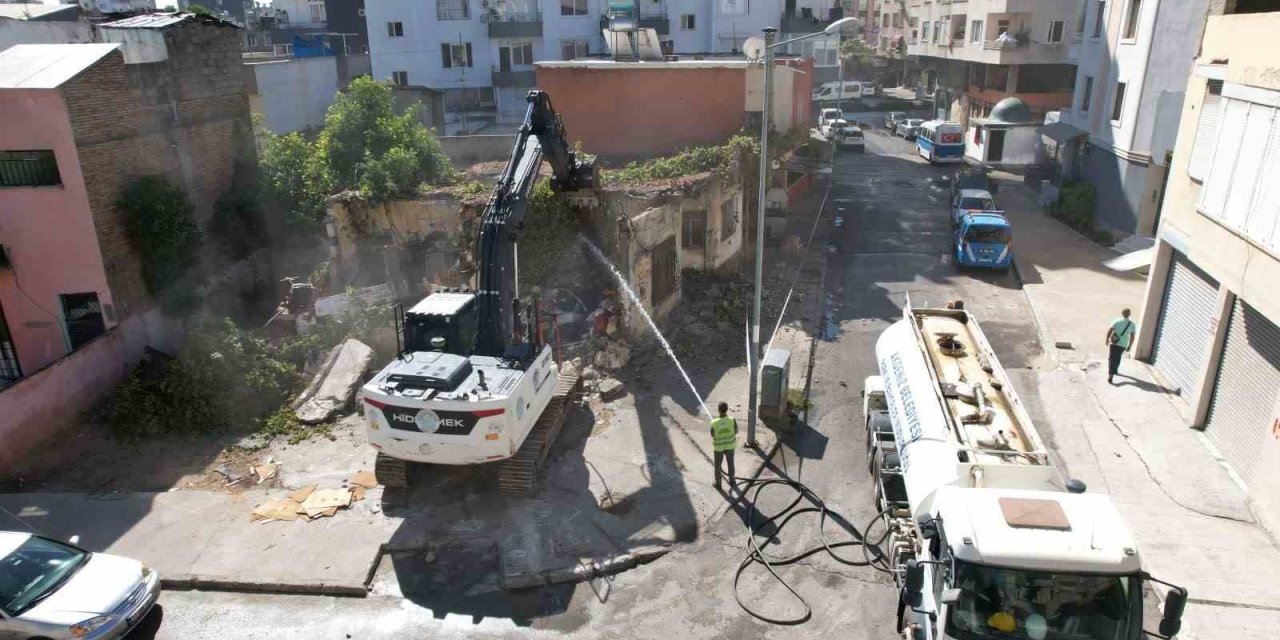 Akdeniz’de Metruk Yapılarla Mücadele Sürüyor