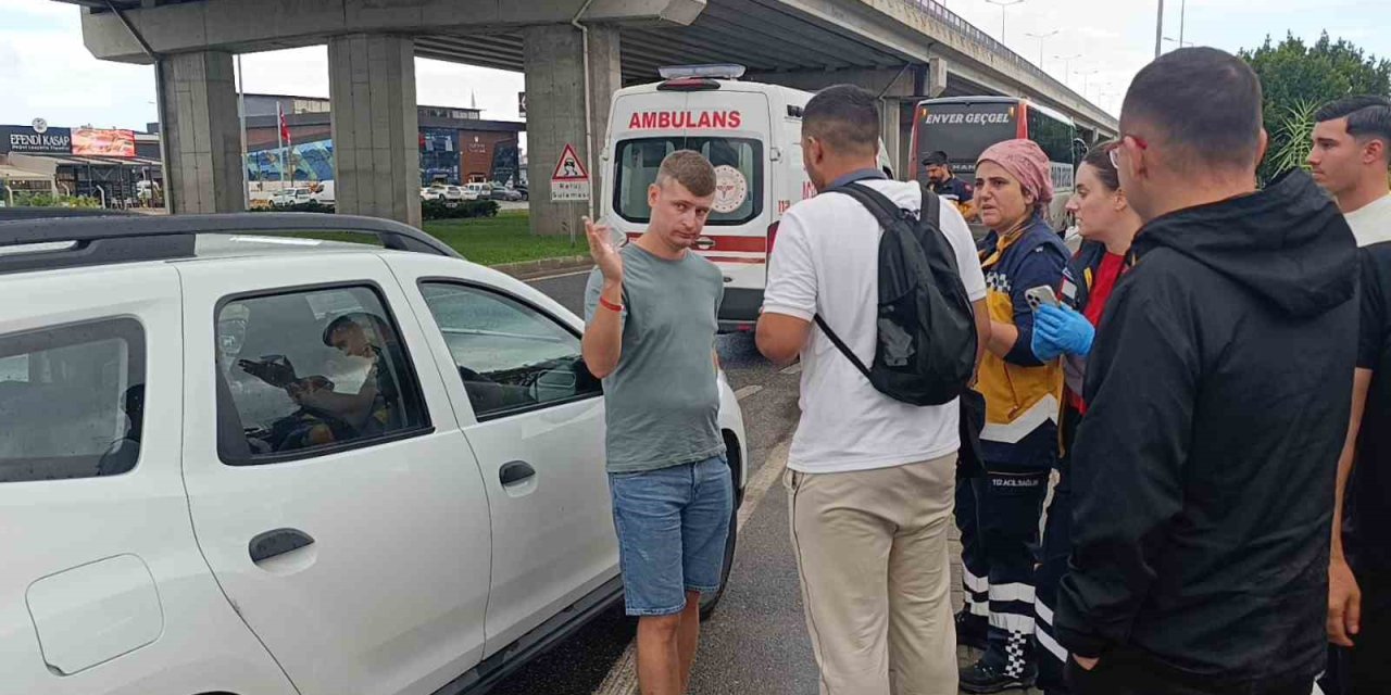 Otobüsün Çarptığı Otomobilin Hafif Yaralı Sürücüsü, Ailesini Yalnız Bırakmamak İçin Hastaneye Gitmedi