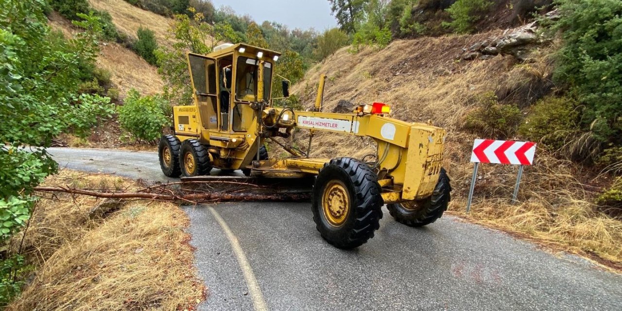 Antalya Büyükşehir Belediyesi Ekiplerinden Yağmur Mesaisi