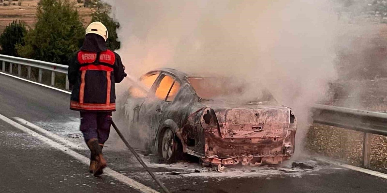 Hareket Halindeki Otomobil Alev Topuna Döndü