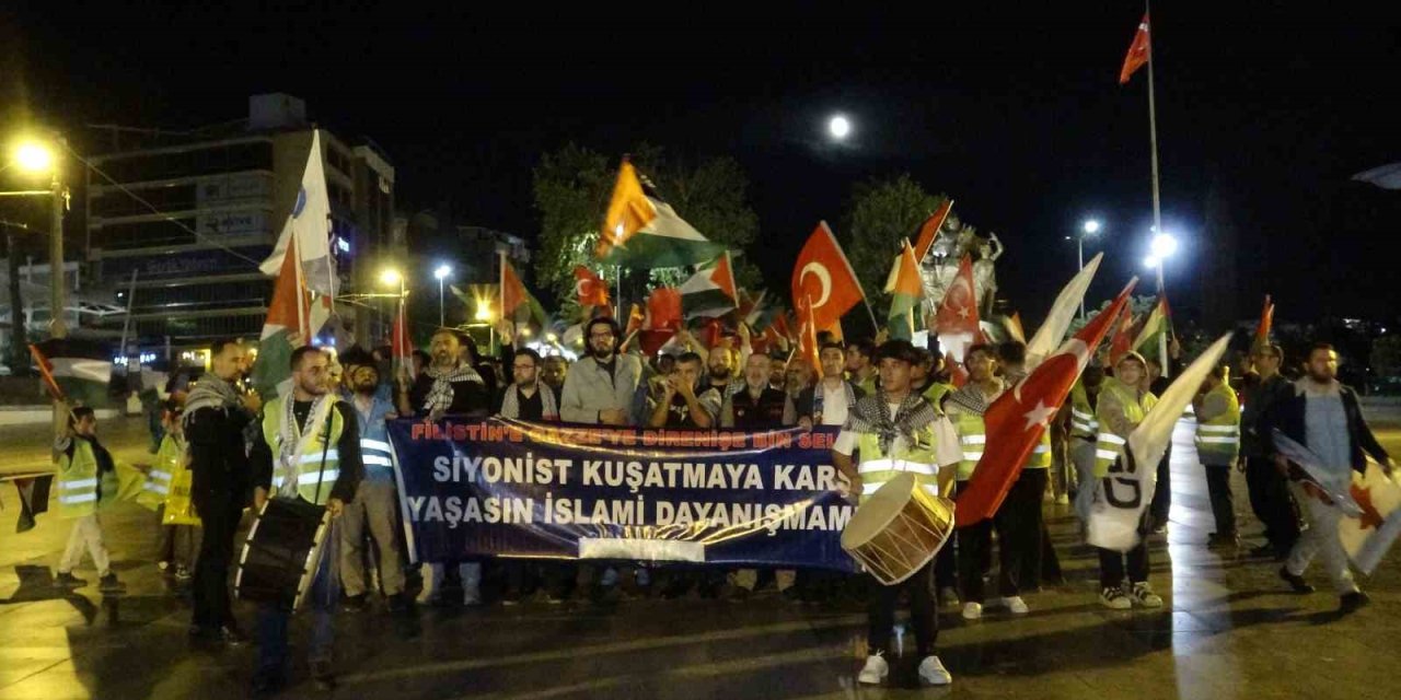 Antalya’da Özgürlük Filosuna Destek Yürüyüşü