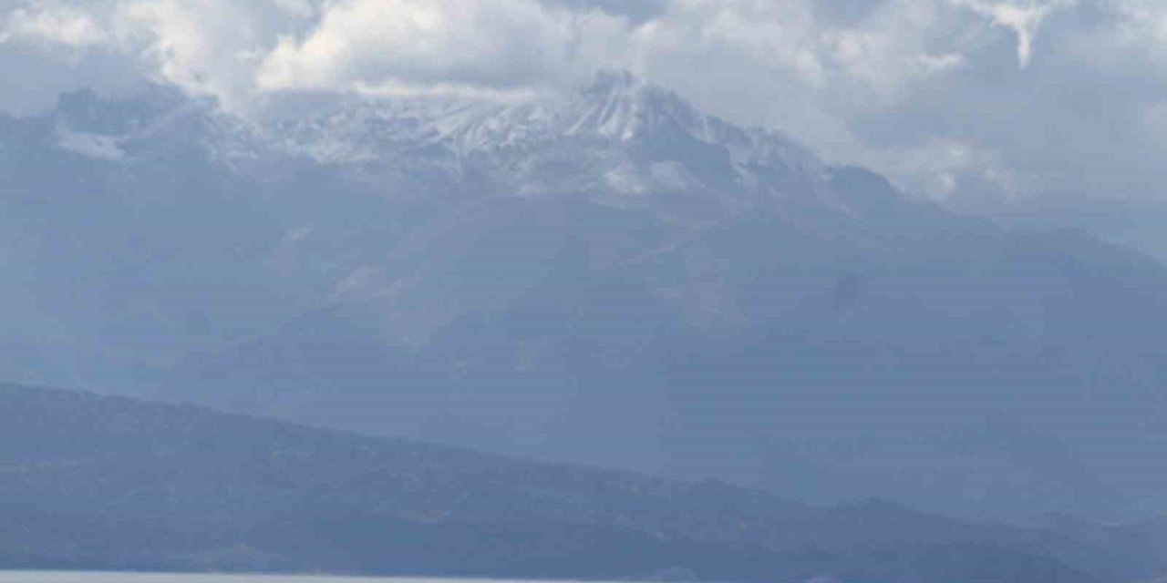 Anamas Beyaz Gelinliğini Giydi