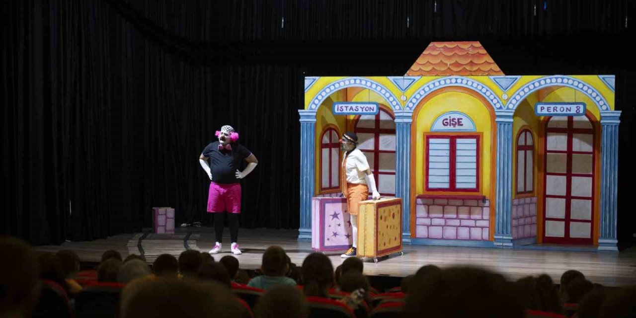 Mersin Şehir Tiyatrosu Çocuklar İçin Perdelerini Açtı