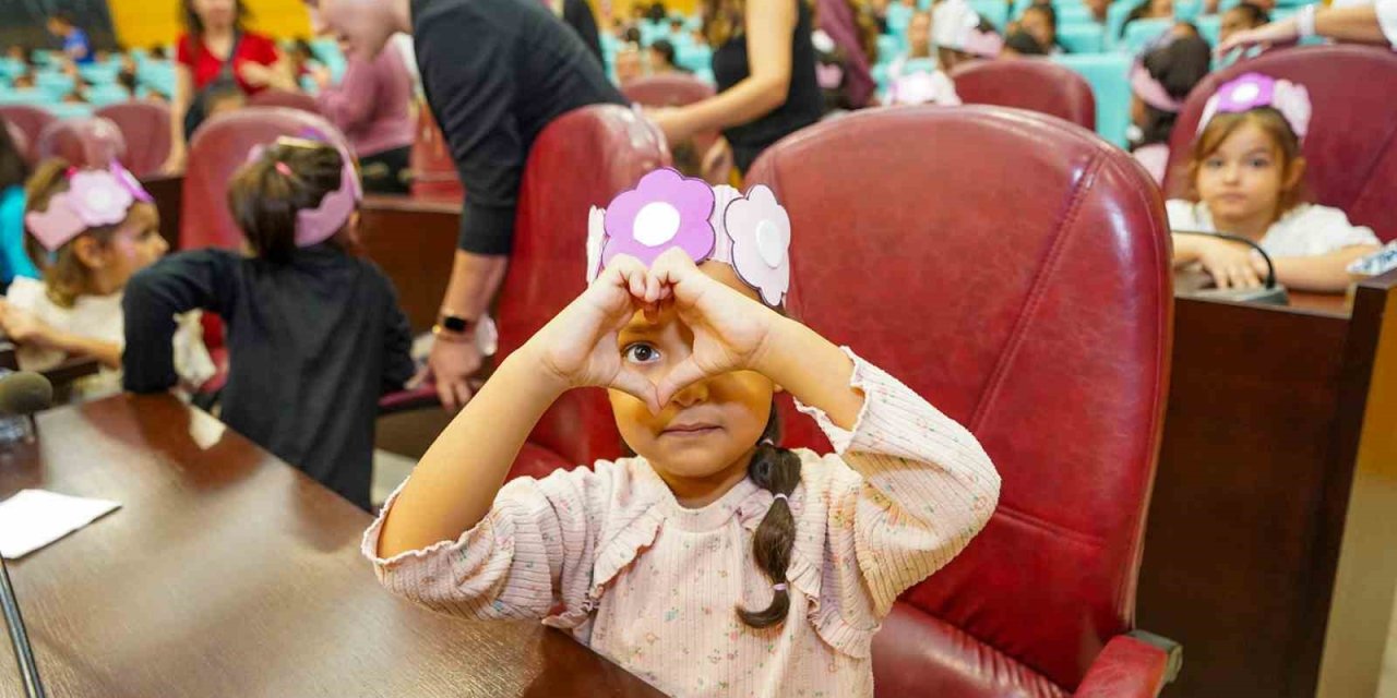 Tarsus’ta Meclis Koltukları Bu Kez Kız Çocuklarının Oldu