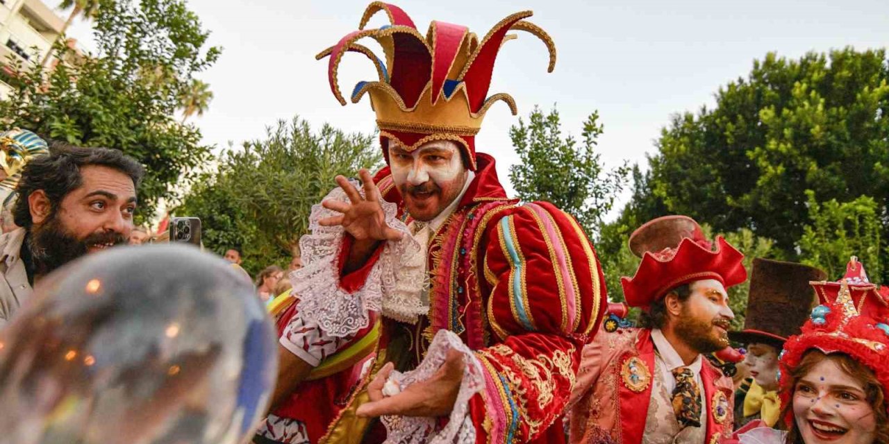 Kaleiçi Sokaklarında Renkli Kortej Geçişi