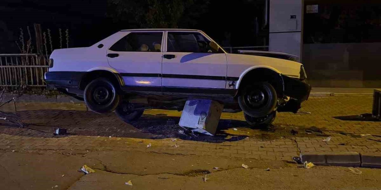 Otomobil Trafoya Çıktı: Sürücü Yara Almadan Kurtuldu