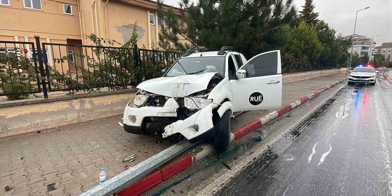 Karaman’da Yağış Nedeniyle Kontrolden Çıkan Pikap Aydınlatma Direğini Devirdi