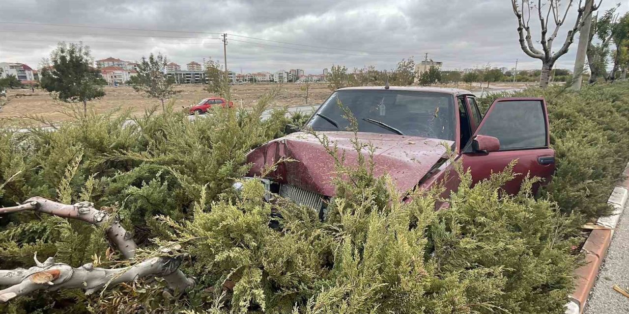 Karaman’da Otomobil Refüje Çıktı: 2 Yaralı