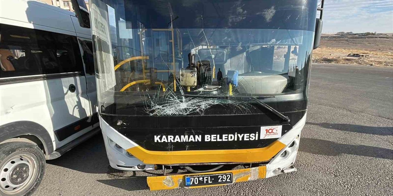Karaman’da Halk Otobüsü İle Okul Servisi Çarpıştı: 2 Yaralı