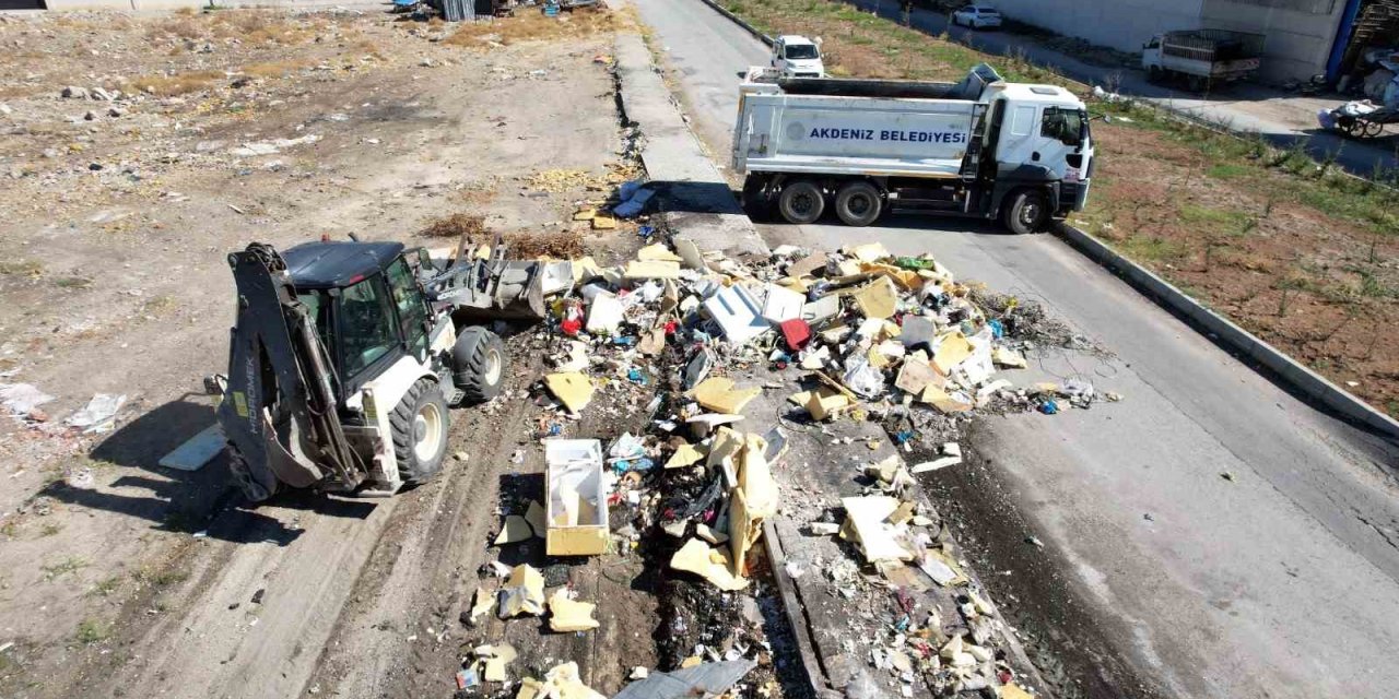 Akdeniz Belediyesi Ekipleri Aynı Bölgede Tonlarca Çöp Ve Hurda Topladı
