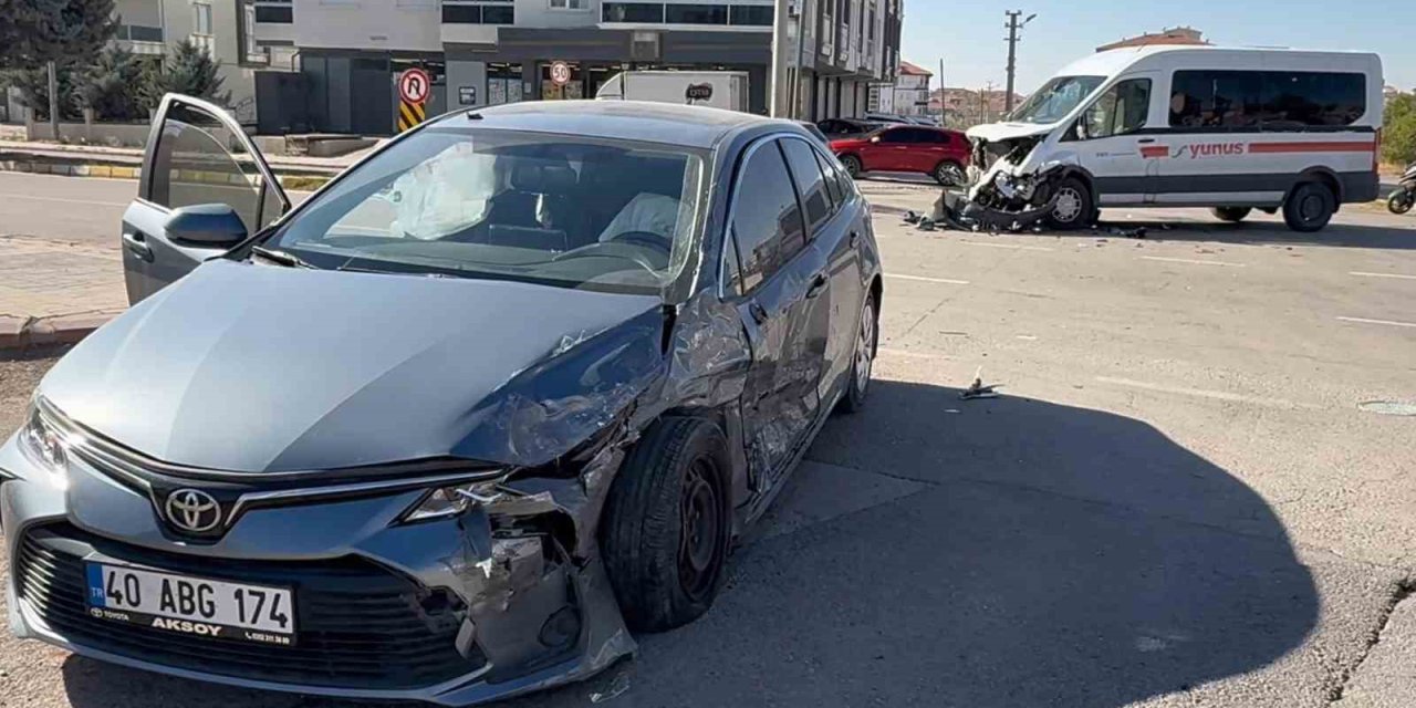 Aksaray’da Otomobil İle Servis Minibüsü Çarpıştı: 1 Yaralı