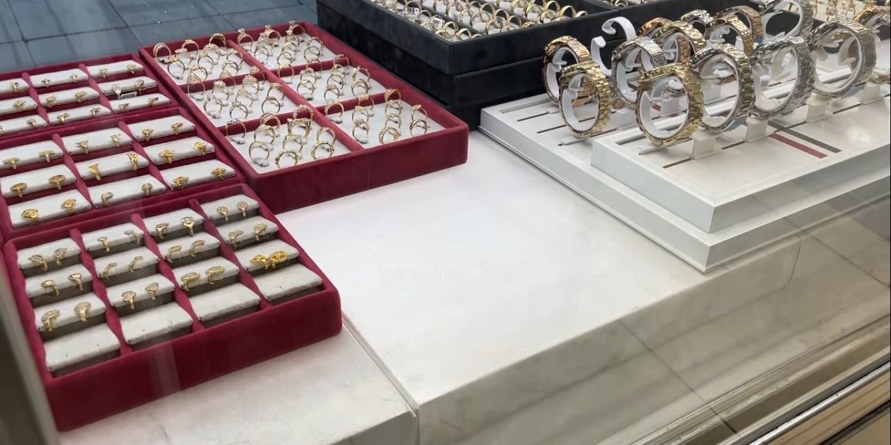 İkisi Oyaladı, Biri Vitrindeki Milyonluk Altın Yüzükleri Çaldı