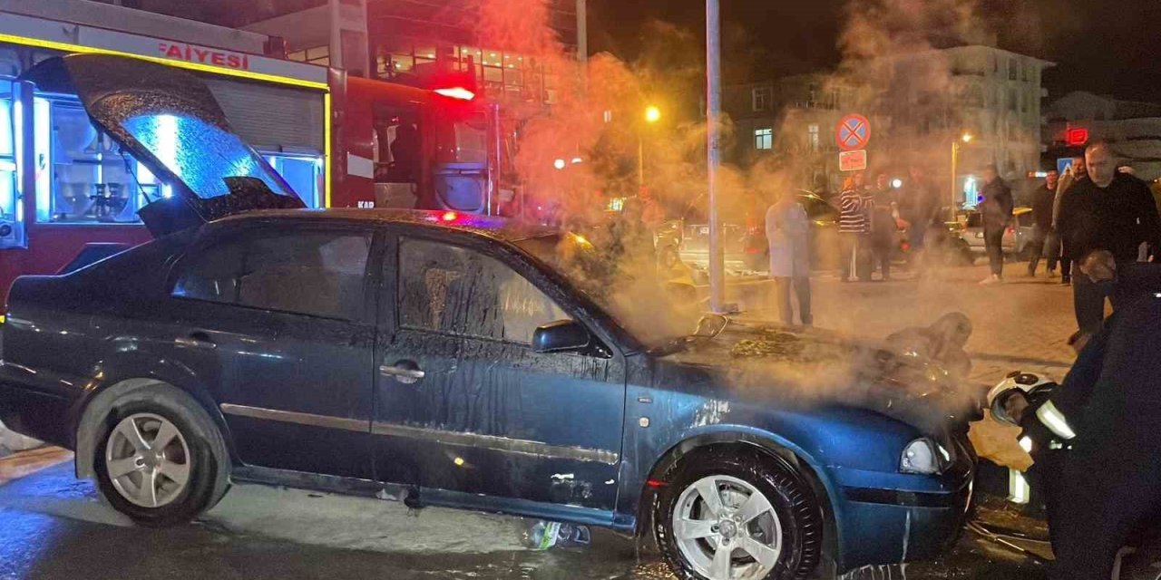 Karaman’da Seyir Halindeki Otomobil Alev Alarak Yandı