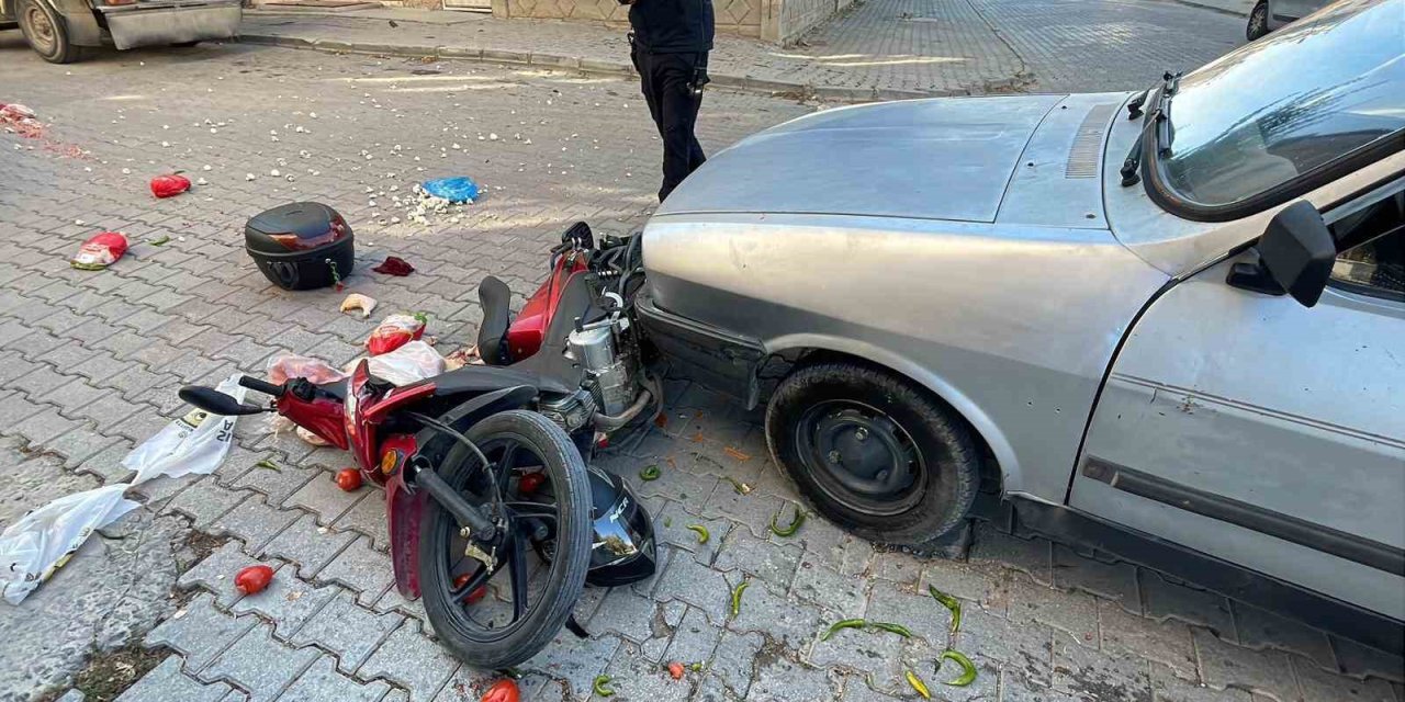Motosiklet Sürücüsünün Yaralandığı Kazada Sebzeler Yola Saçıldı