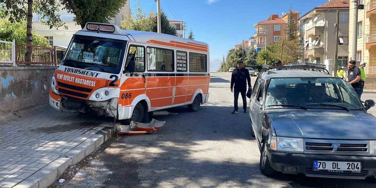 Otomobille Çarpışan Yolcu Minibüsü Kaldırıma Çıktı: 3 Yaralı