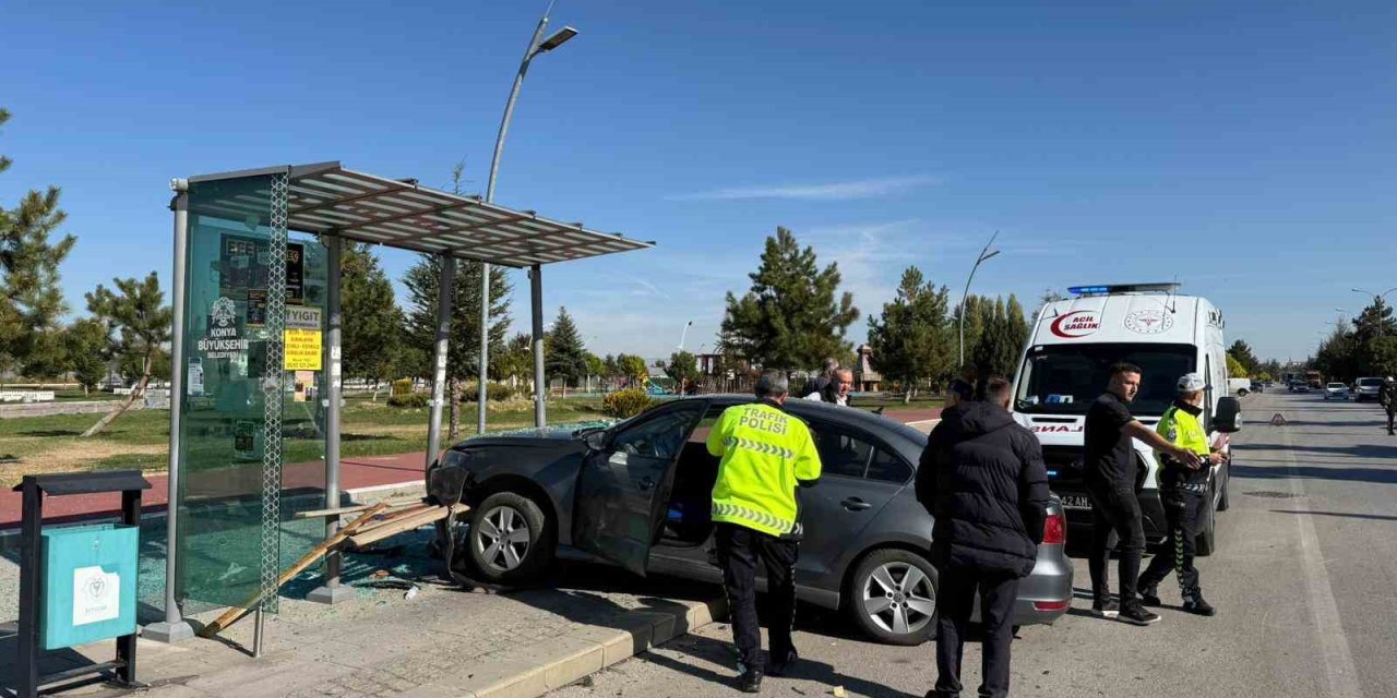 Çarpışan Otomobilden Birisi Durağa Daldı: Otobüs Bekleyen Şahıs Yaralandı