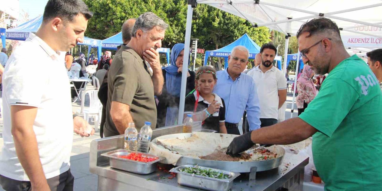 Mersin’de Dönerden Tantuniye Hayır Çarşısı Yoğun İlgi Gördü