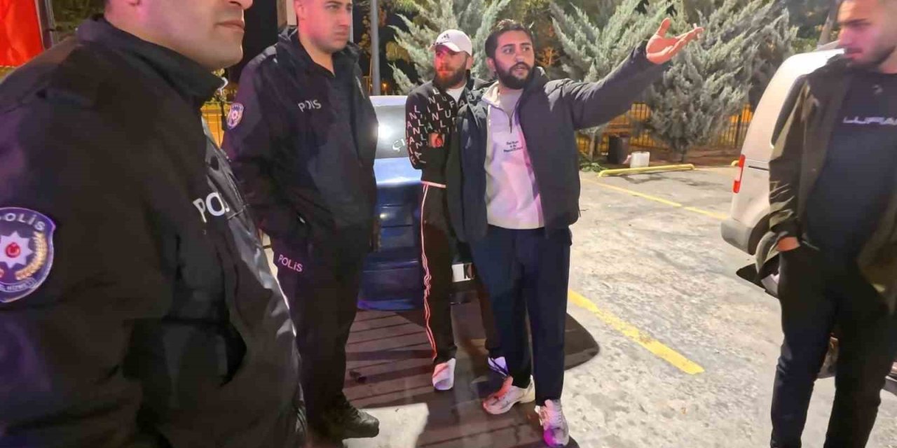 Aksaray’da Açıkta Alkol Alan 2 Şahsa Kabahatler Kanunundan Ceza Kesildi