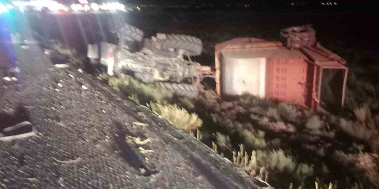 Tır Traktöre Bağlı Tarım Makinesine Çarptı: 1 Yaralı