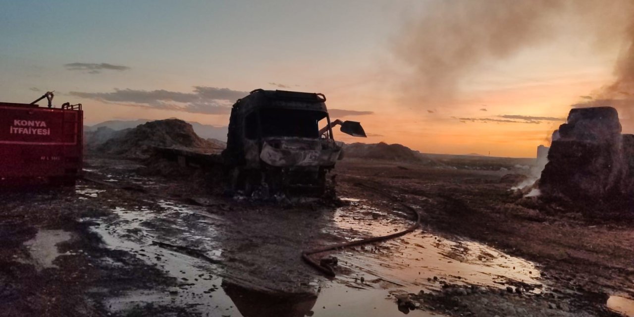 Saman Balyası Yüklü Tır Yandı, 25 Ton Balya Kül Oldu