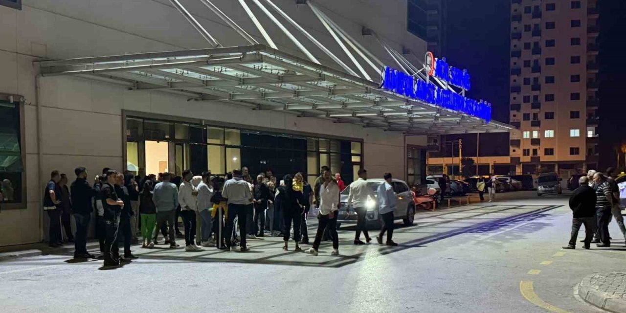 Düğün Salonu Önünde Babasıyla Tartışan Şahıslara Ateş Etti: 5 Yaralı