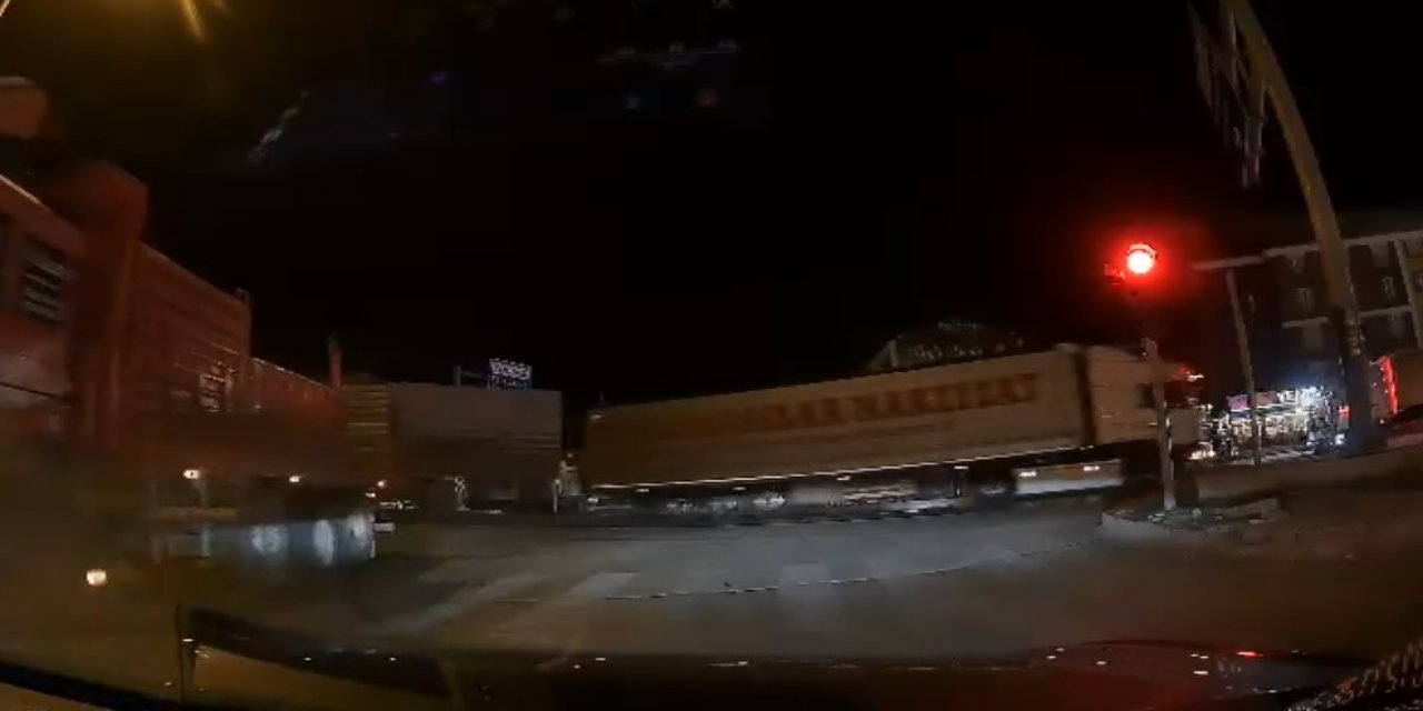 Tırın Dorse Kapağı Açıldı, Kırmızı Işıkta Bekleyen Otomobil Kıl Payı Kurtuldu