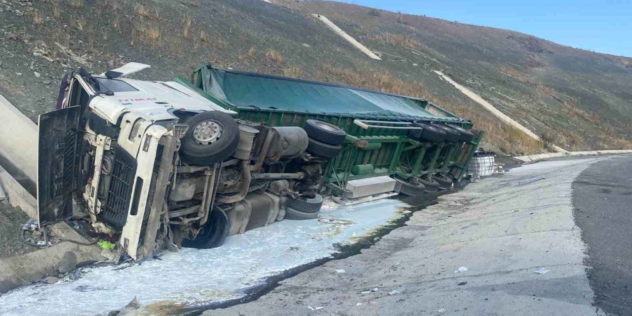 Kontrolden Çıkan Tır Devrildi: 1 Yaralı