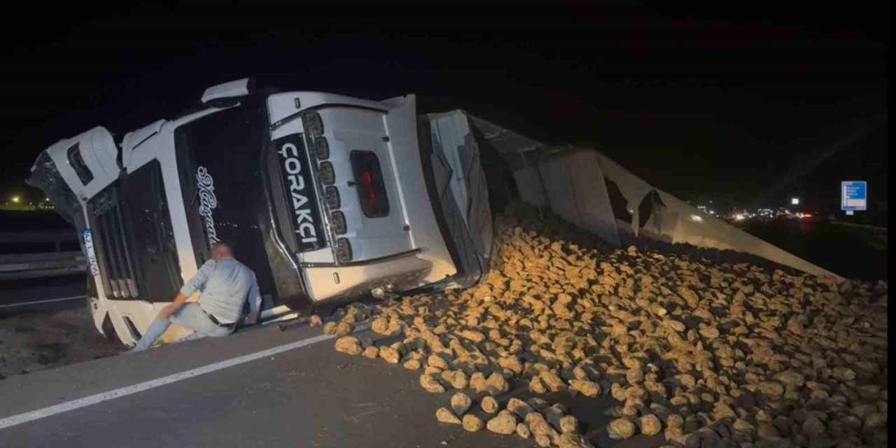 Köpeğe Çarpmamak İçin Sürücüsünün Manevra Yaptığı Pancar Yüklü Tır Refüje Devrildi