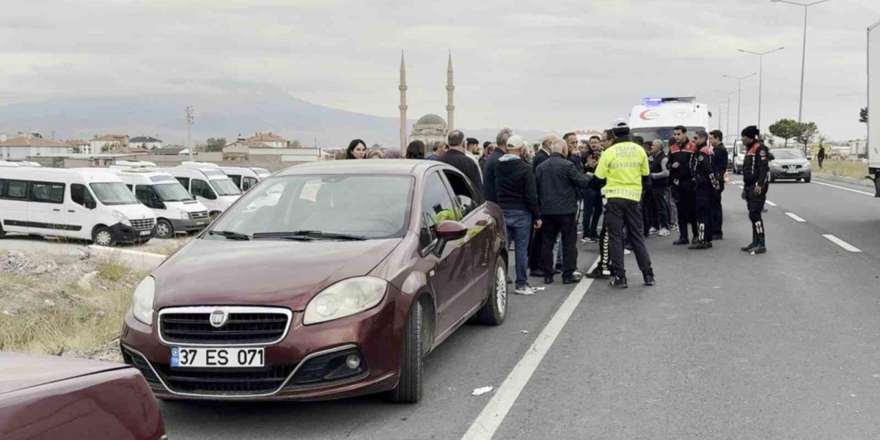 Aksaray’da Polis Cenazesi Sırasında Konvoya Saldırı: 4 Yaralı