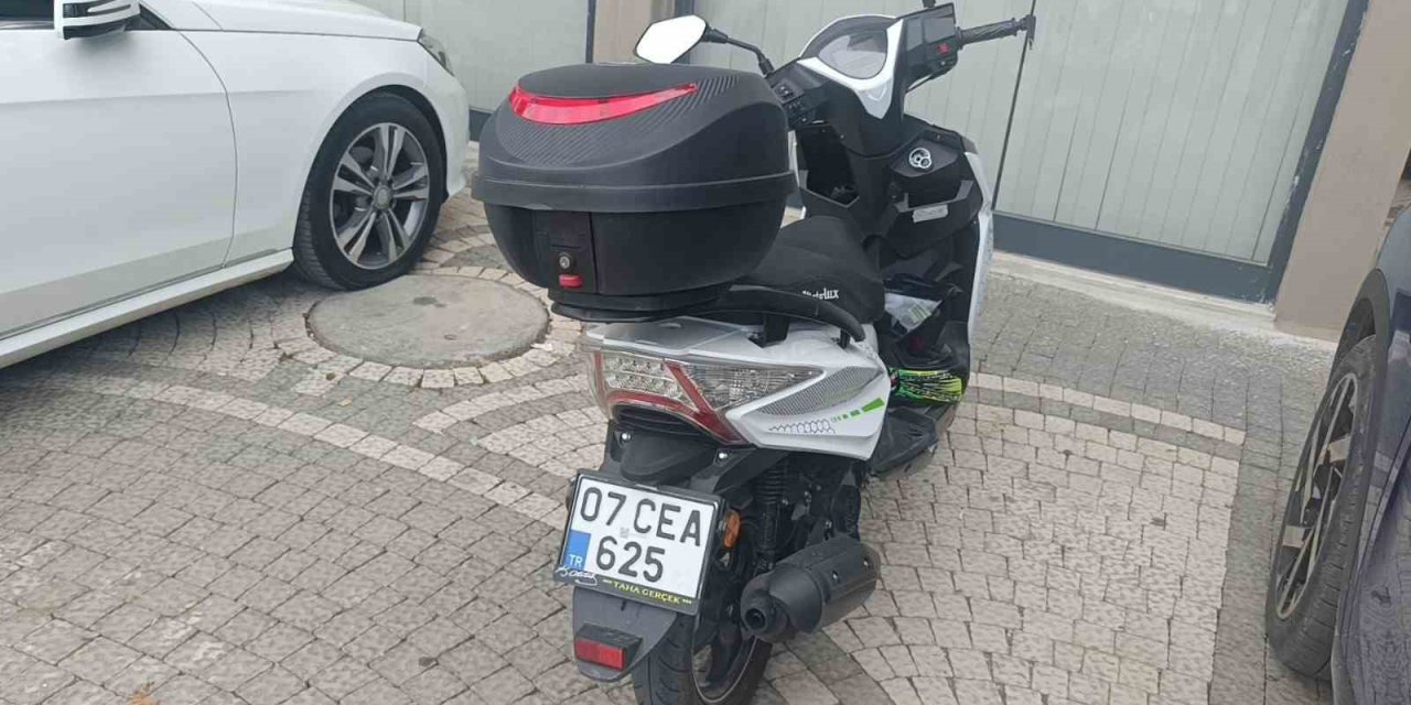 Manavgat’ta Motosiklet Yayaya Çarpıştı: 2 Yaralı