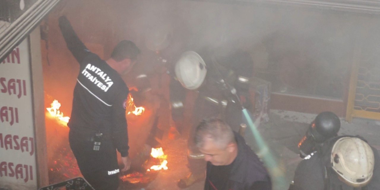 İş Hanının Bodrum Katında Çıkan Yangın Korkuttu