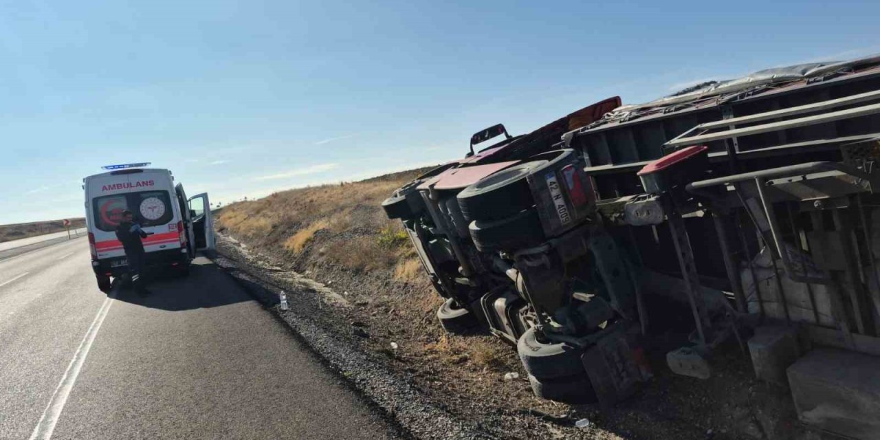 Kontrolden Çıkan Tır Devrildi, Sürücü Hafif Yaralandı