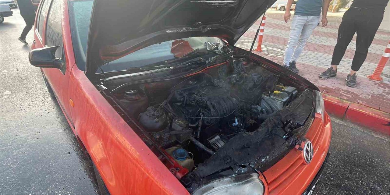 Alev Alan Lpg’li Otomobile İlk Müdahaleyi Polis Ekibi Yaptı