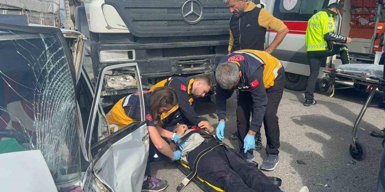 Aksaray’da Otomobil İle Tır Çarpıştı: 1 Ağır Yaralı