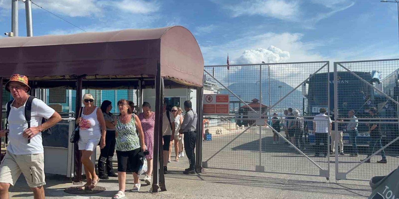 Antalya’ya Turist Akını Devam Ediyor: İngiliz Turistleri Taşıyan Lüks Kruvaziyer Alanya’ya Demirledi