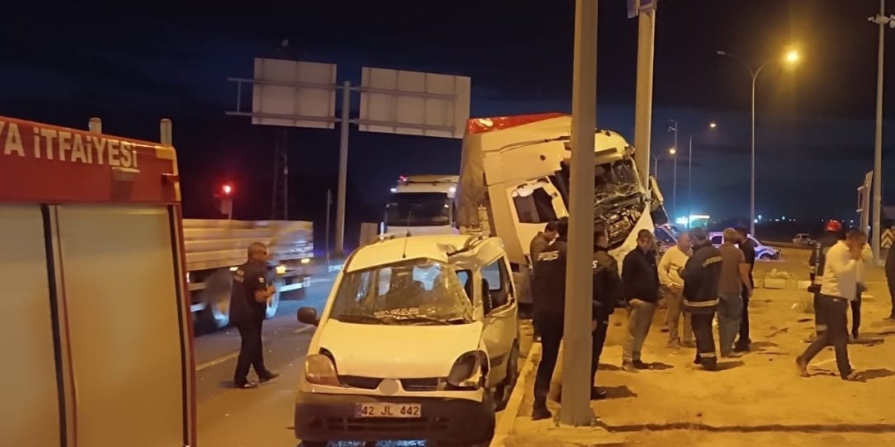 Tır İle Hafif Ticari Araç Çarpıştı: 2 Yaralı