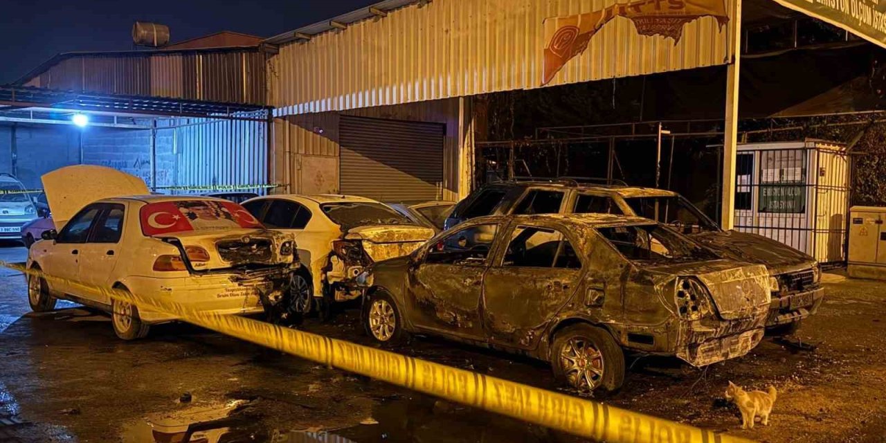 Mersin’de Sanayi Sitesinde Park Halindeki 5 Araç Kundaklandı