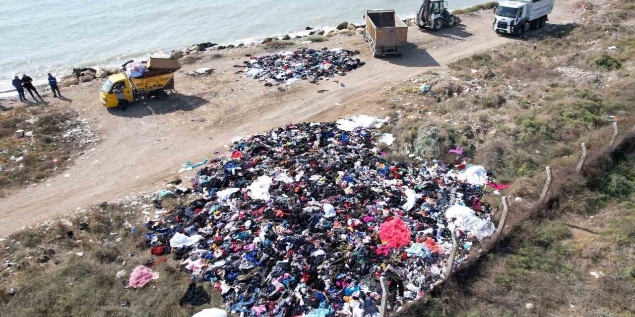 Mersin Sahilinde Tepki Çeken Görüntü: Tonlarca Tekstil Atığı Sahile Döküldü